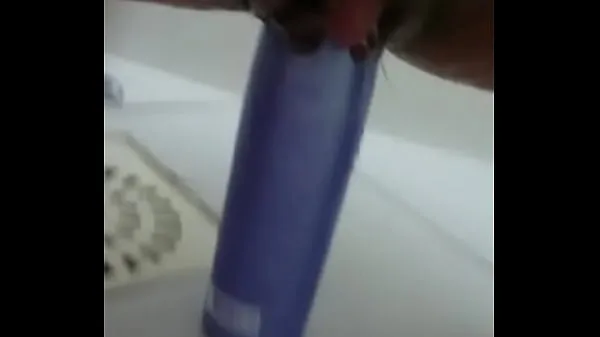 Store Stuffing the shampoo into the pussy and the growing clitoris makt filmer