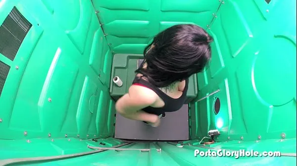 Grandes Porta Gloryhole chupando polla junto a un lagopelículas poderosas