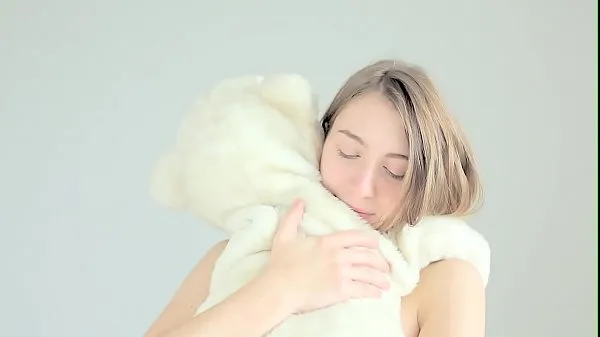 Grandes Hot naked blonde cuddling her teddy bear filmes poderosos