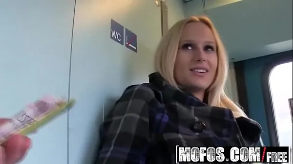 Films Mofos - Pick Up Public - Baise dans la toilette du train avec Angel Wicky puissants