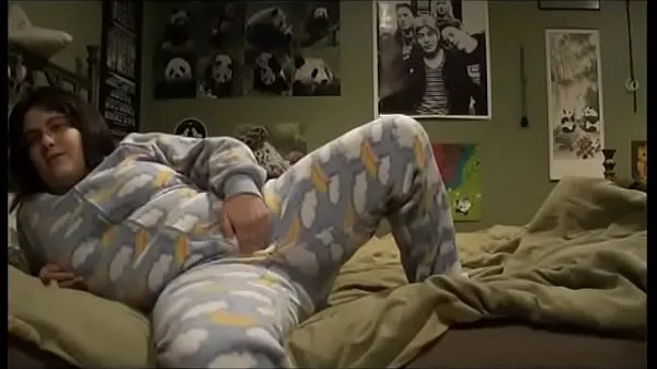 大きなFOOTIE PANJAMA PLAYING: 実家のベッドでパジャマ姿で遊びながら、義理の兄のことを考えながらオナニー映画