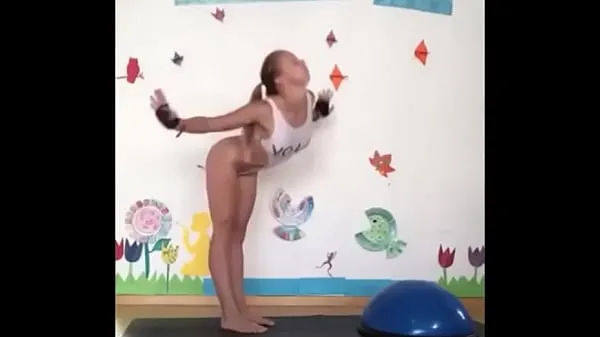 Store BLONDE DOING GYMNASTICS IN THE ACADEMY kraftfulde film