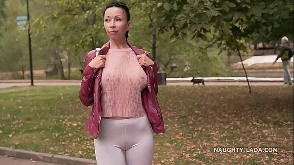 Große Dünne weiße enge Leggings und durchsichtige Bluse… Hast du meine Kamelzehe überprüftPower-Filme