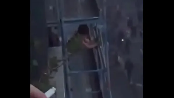 大Woman fucking on the balcony of the building while French demonstrate电影