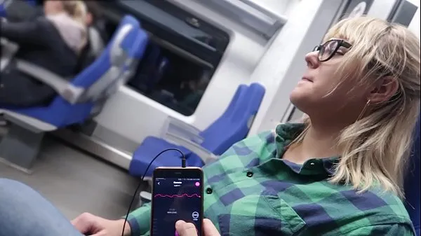 Films TELECOMMANDE MON ORGASME DANS LE TRAIN puissants