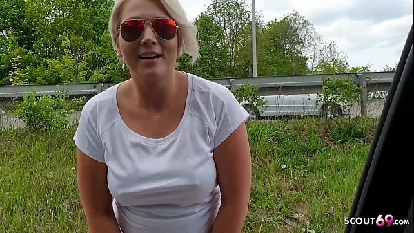 Films Jogger blonde excitée suce la bite d'étrangers dans la voiture alors qu'elle se rendait à la gare - voiture allemande puissants