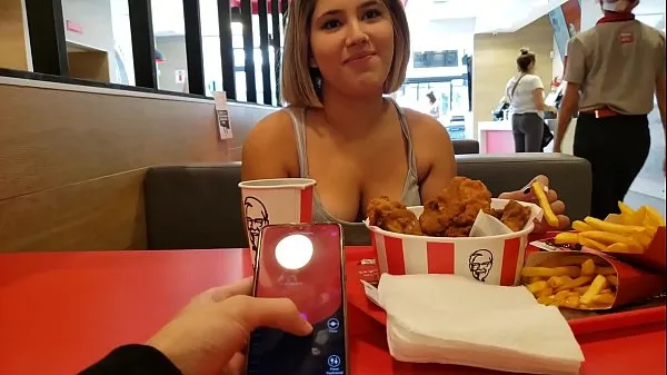 Große KFC öffentliche üppige Kontrolle und Creampie im BadezimmerPower-Filme