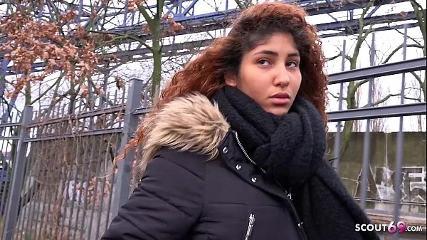 Films SCOUT ALLEMAND - UNE jeune fille ÉBÈNE LATINE SÉDUIT LE SEXE DE L'ORGASME ROULANT AUX YEUX AU CASTING DE PICKUP puissants