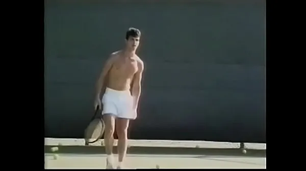 Film di grande Al tennista piace sciogliere i muscoli rigidi del pene dopo gli esercizi con la macchina da tiro e far cadere il suo carico sulla racchetta da tennispotenza