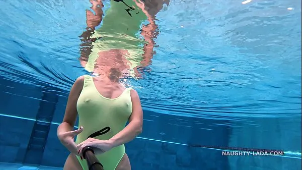 Film di grande Il mio costume intero trasparente quando bagnato in una piscina pubblicapotenza