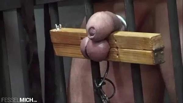 Films L'esclave est enfermé pour être extradé, puis la maîtresse allemande lui met un testicule au pilori et l'utilise au maximum jusqu'à ce que le petit cochon esclave hurle et gémisse vraiment puissants