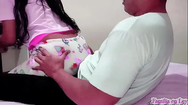 Grandes Mi Tio en ley me Enseña a Jugar Juegos de Videos Sentada en Sus Piernas - Sobrina en ley Inocente es Corrompida Por su Tio Pervertidopelículas poderosas