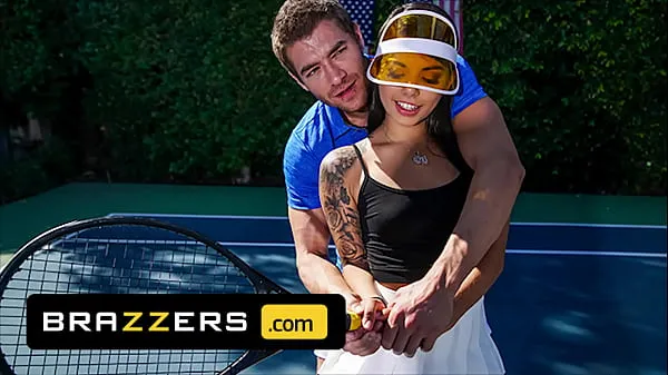 Veliki Xander Corvus) Massages (Gina Valentinas) Foot To Ease Her Pain They End Up Fucking - Brazzers močni filmi