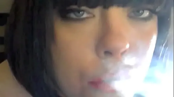 大きなBBW Mistress Tina Snua Smoking A Pall Mall Cigarette映画