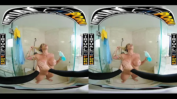 Suuret Busty Blonde MILF Robbin Banx Seduces Step Son In Shower tehoelokuvat