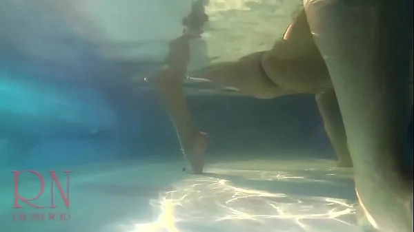 Store Elegant and flexible babe, swimming underwater in the outdoor swimming pool kraftfulde film