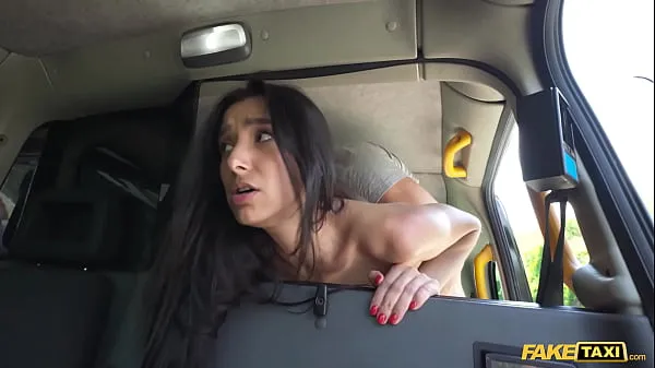 Nouveaux Fake Taxi Sex chauffeur de taxi affamé baise la chatte serrée de son passager clips Clips