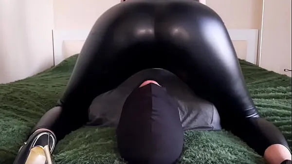 Grandes Adoração de burro. Facesitting. Dominatrix Nika senta no rosto de sua escrava com sua bunda sexy em leggings. Assento de rosto feminino filmes poderosos