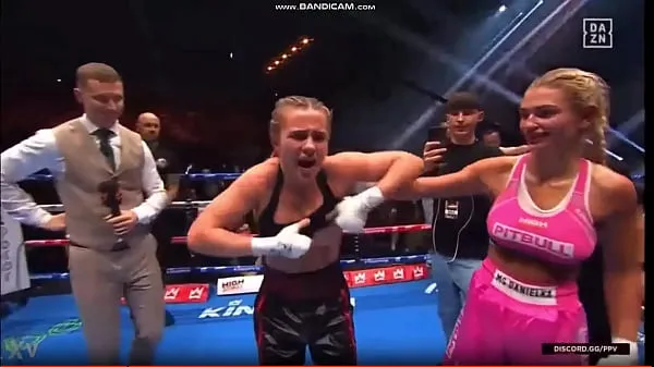 Große Unzensierte Daniella Hemsley blitzt nach dem BoxsiegPower-Filme