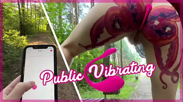 Grandes Hermanastro enciende de forma remota el exuberante vibrador lovense en el coño de su hermanastra al máximo en un parque público al aire librepelículas poderosas