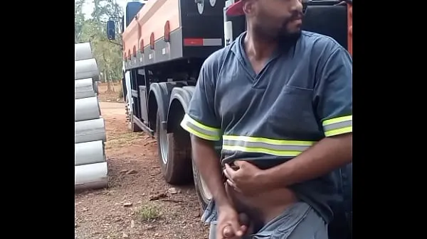 Worker Masturbating on Construction Site Hidden Behind the Company Truck Kekuatan Film yang Besar