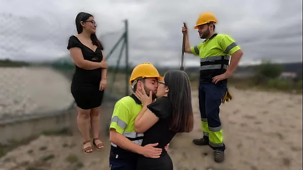 大きなConstruction worker fucks curious girl and cums inside映画