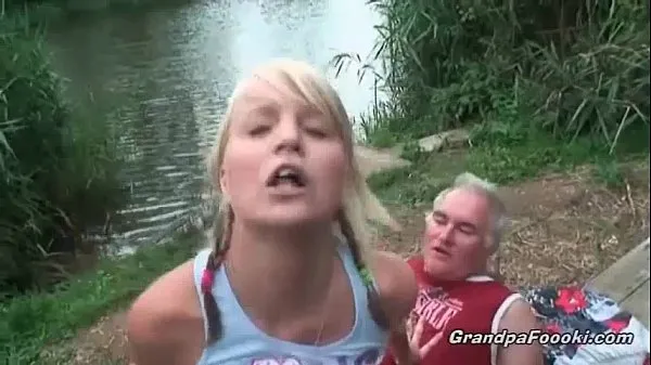 Velké Gorgeous blonde rides dick on the river shore mocné filmy
